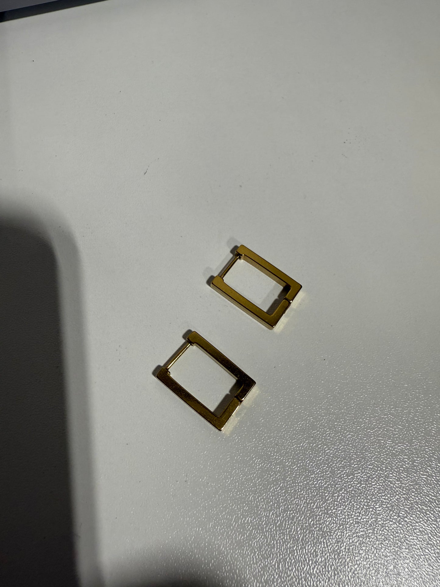 Sq. Gold Clicker Hoop