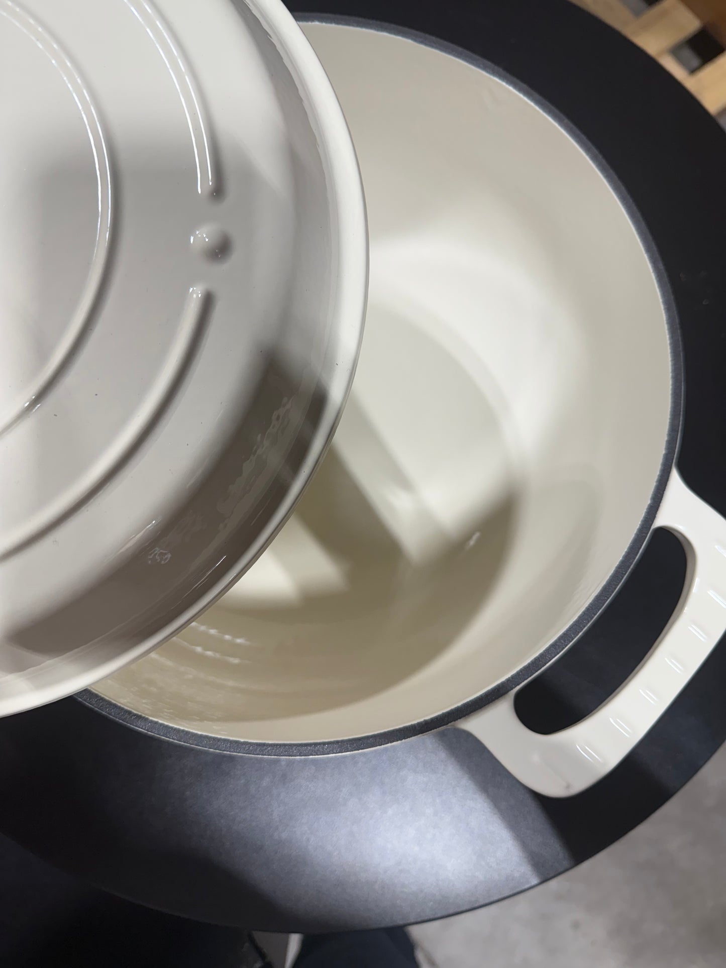 Large Dutch Oven (local pick up/purchase only)